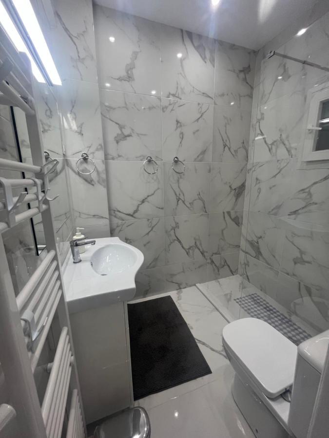 White Apartment Атина Екстериор снимка